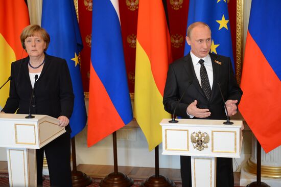 Vladimir Putin and Angela Merkel hold joint news conference
