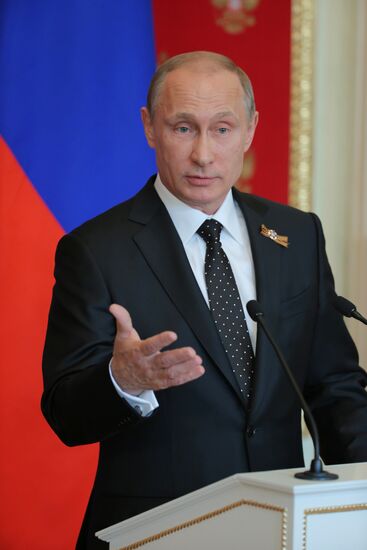 Vladimir Putin and Angela Merkel hold joint news conference
