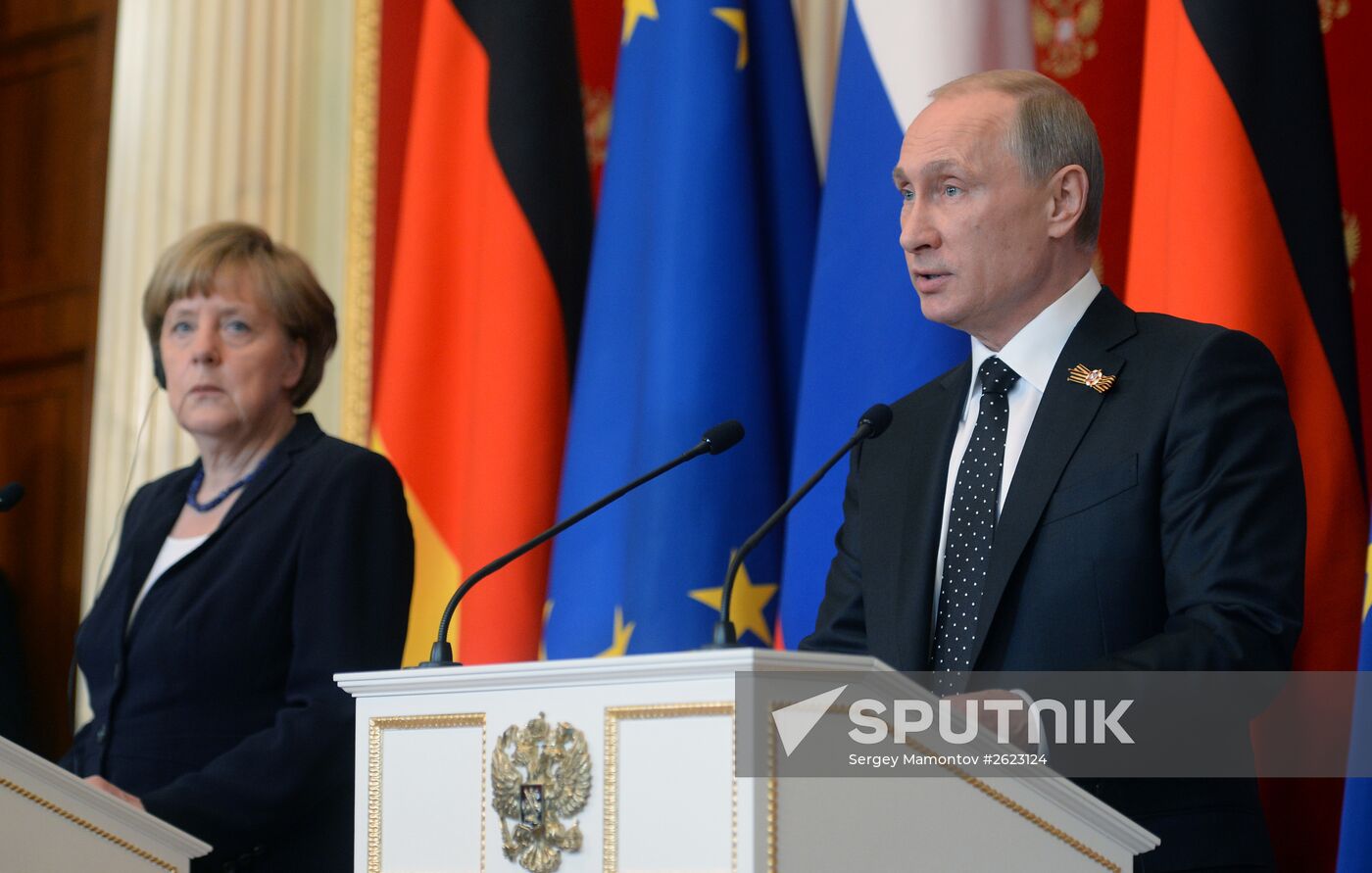 Vladimir Putin and Angela Merkel hold joint news conference