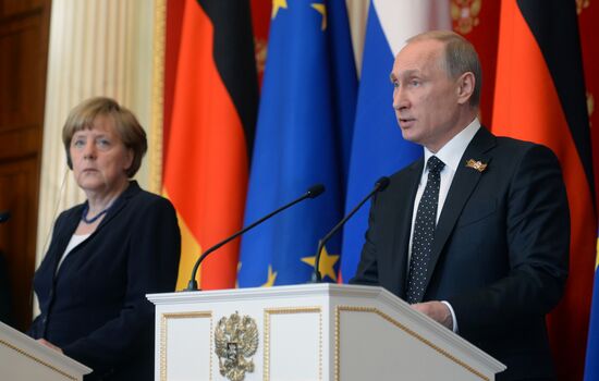 Vladimir Putin and Angela Merkel hold joint news conference