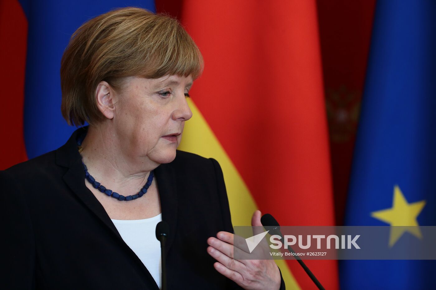 Vladimir Putin and Angela Merkel hold joint news conference