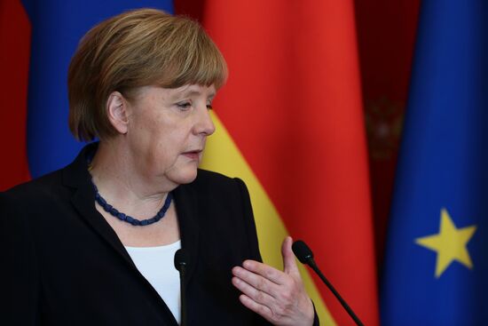 Vladimir Putin and Angela Merkel hold joint news conference