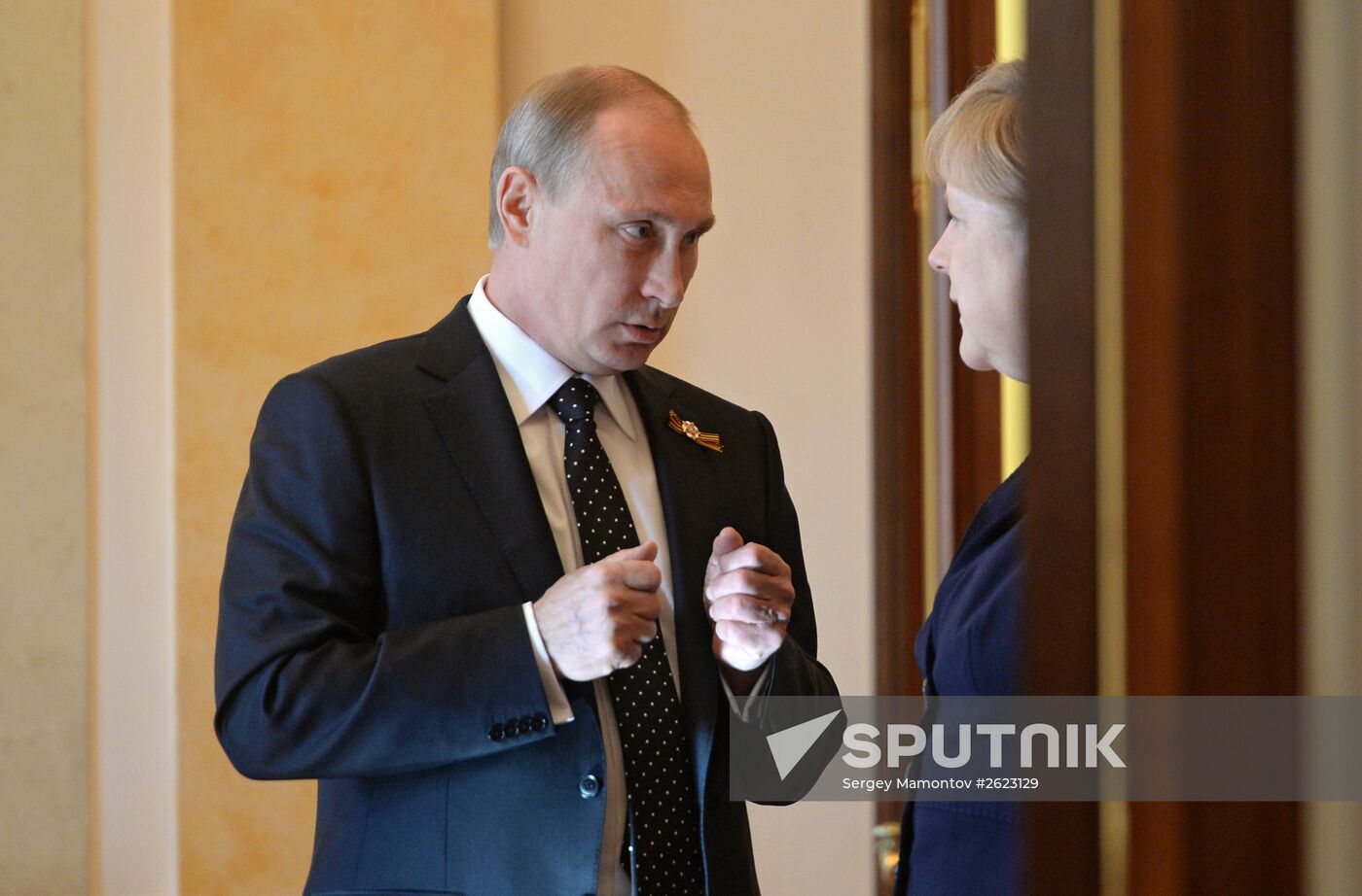 Vladimir Putin and Angela Merkel hold joint news conference