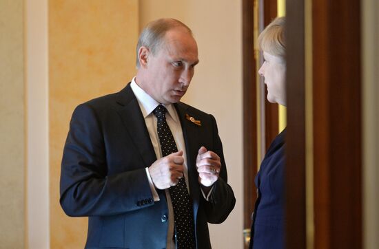 Vladimir Putin and Angela Merkel hold joint news conference