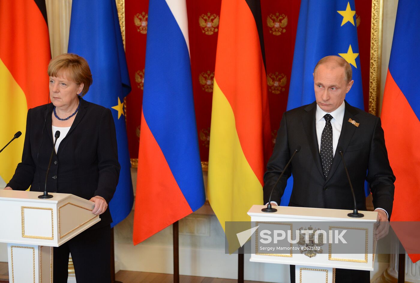 Vladimir Putin and Angela Merkel hold joint news conference