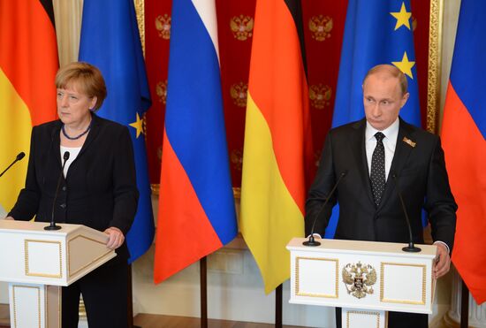 Vladimir Putin and Angela Merkel hold joint news conference