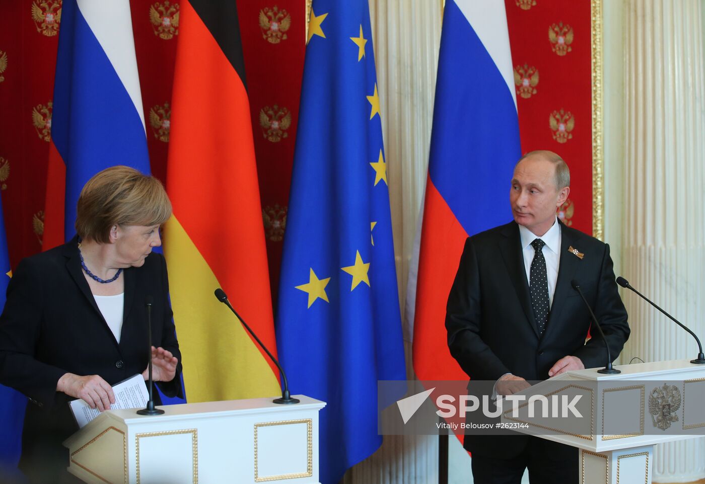 Vladimir Putin and Angela Merkel hold joint news conference