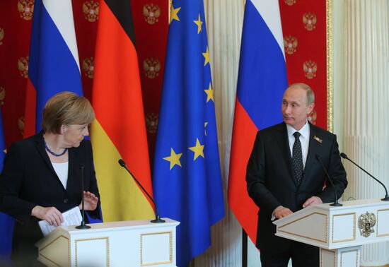Vladimir Putin and Angela Merkel hold joint news conference