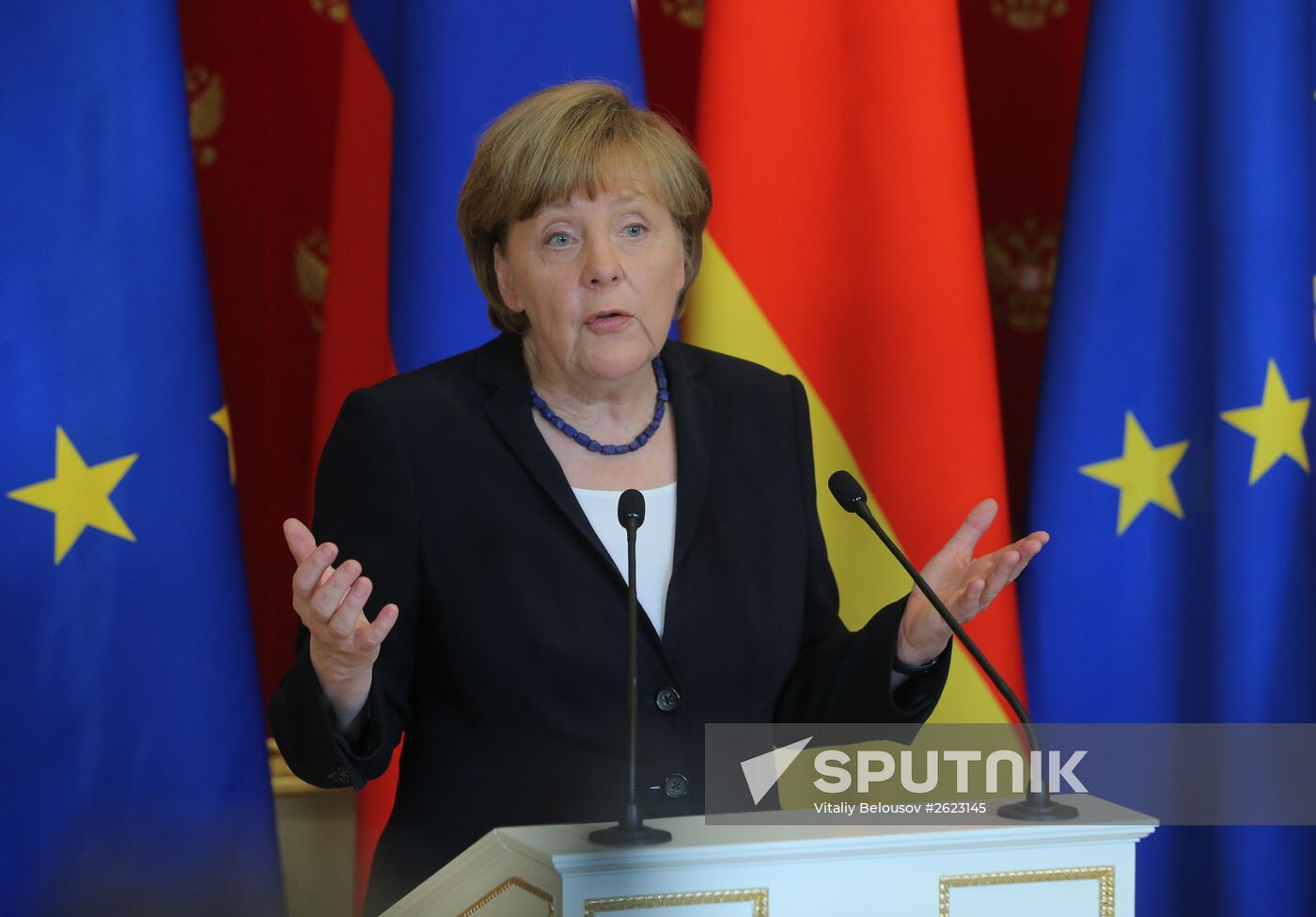 Vladimir Putin and Angela Merkel hold joint news conference