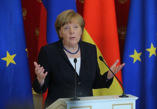 Vladimir Putin and Angela Merkel hold joint news conference