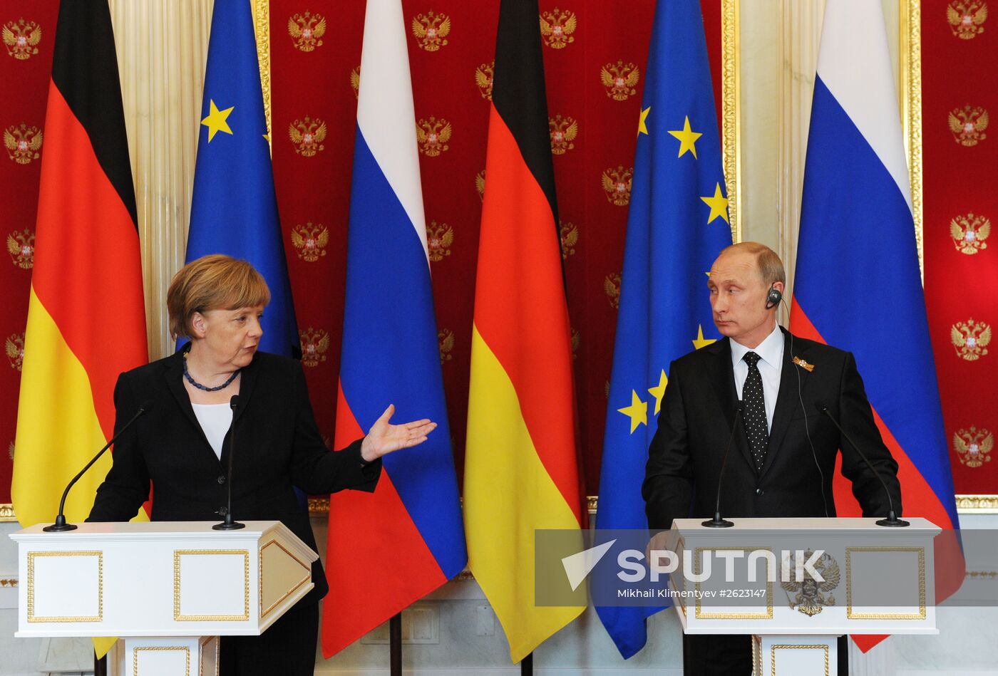 Vladimir Putin and Angela Merkel hold joint news conference