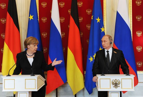 Vladimir Putin and Angela Merkel hold joint news conference