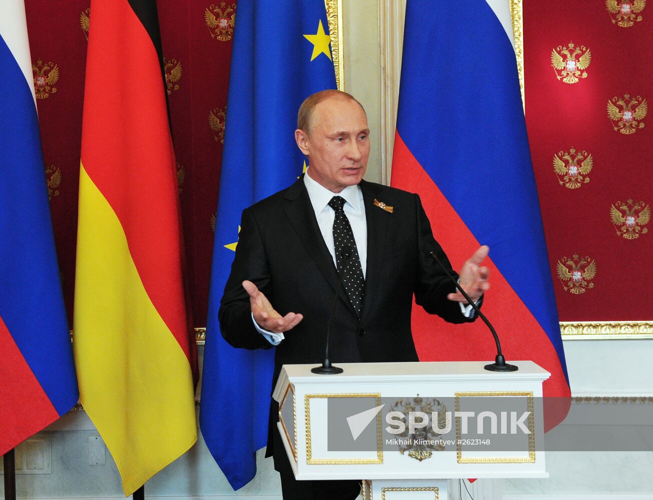 Vladimir Putin and Angela Merkel hold joint news conference
