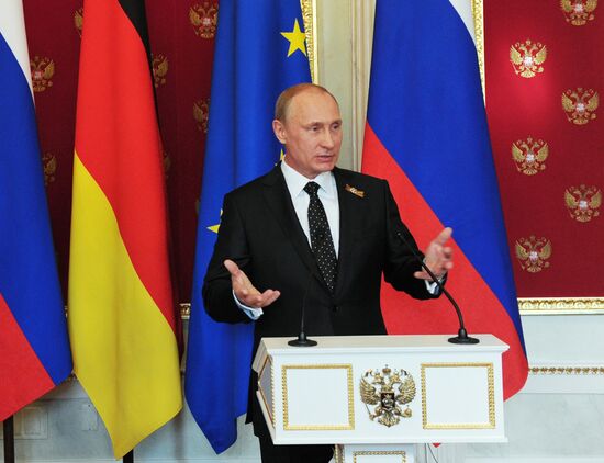 Vladimir Putin and Angela Merkel hold joint news conference