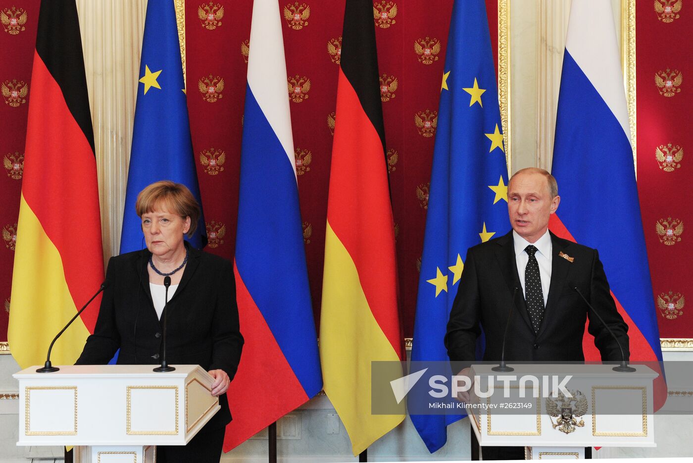 Vladimir Putin and Angela Merkel hold joint news conference