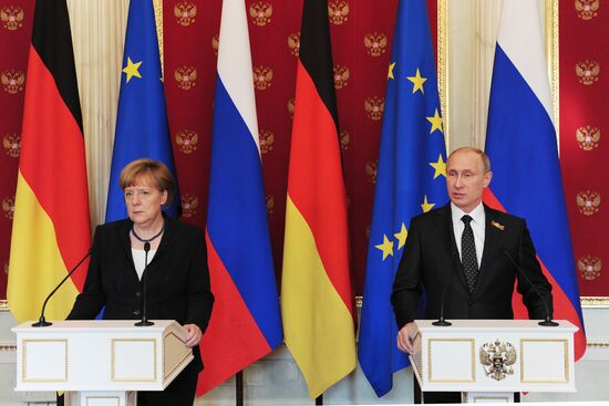 Vladimir Putin and Angela Merkel hold joint news conference