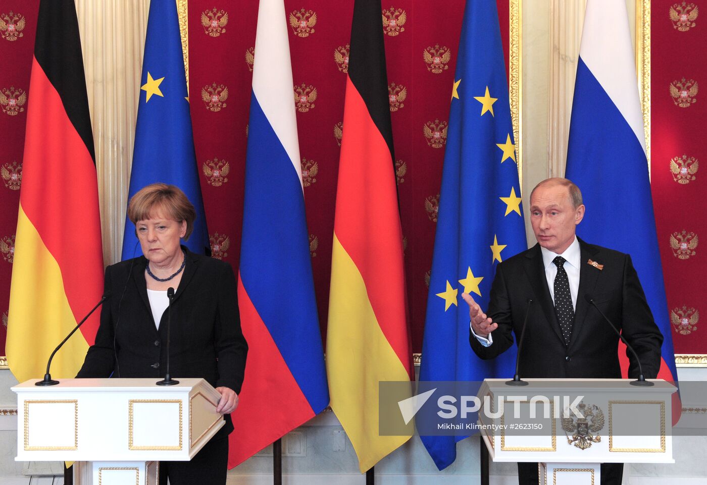 Vladimir Putin and Angela Merkel hold joint news conference