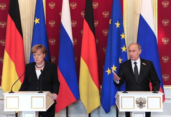 Vladimir Putin and Angela Merkel hold joint news conference