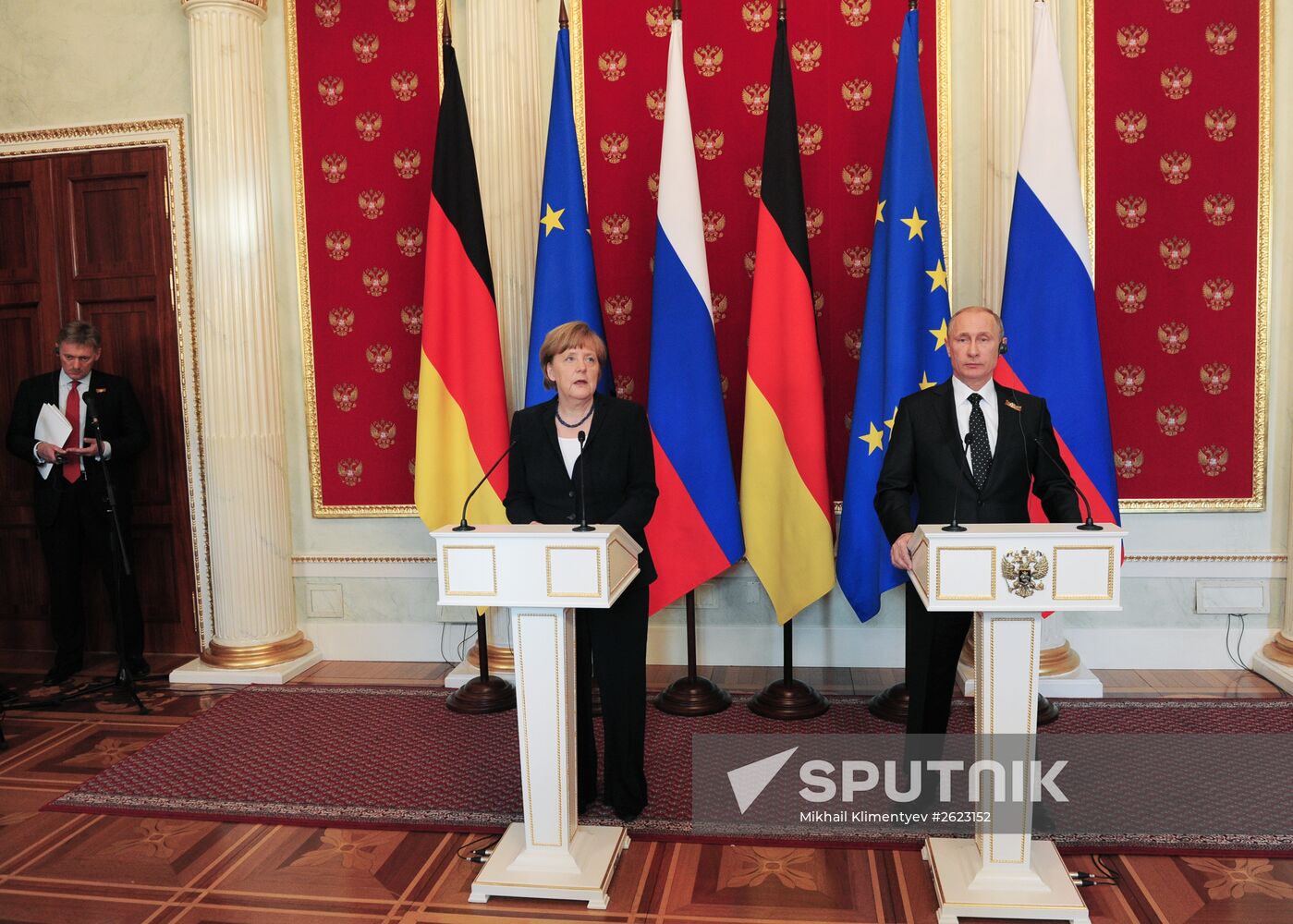 Vladimir Putin and Angela Merkel hold joint news conference