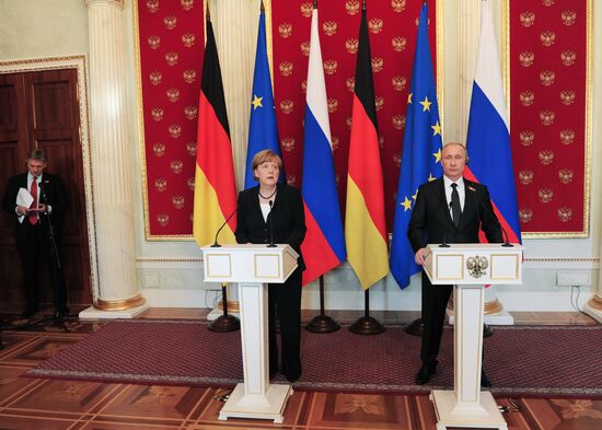 Vladimir Putin and Angela Merkel hold joint news conference
