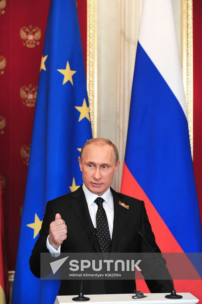 Vladimir Putin and Angela Merkel hold joint news conference