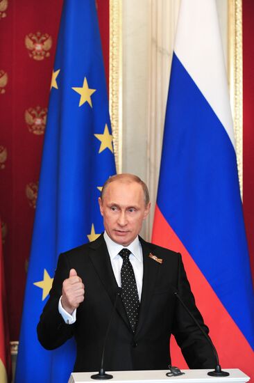 Vladimir Putin and Angela Merkel hold joint news conference