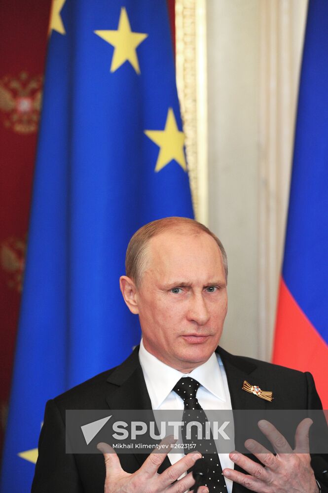 Vladimir Putin and Angela Merkel hold joint news conference