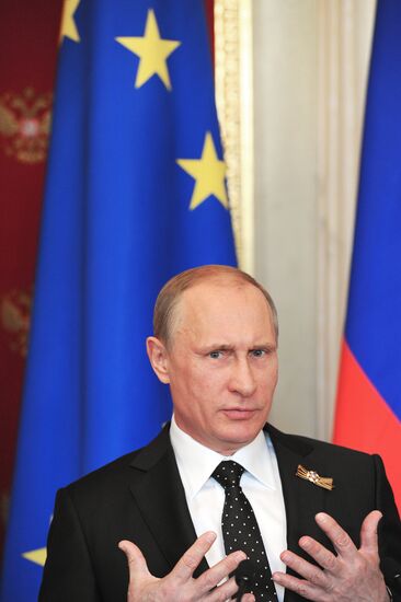 Vladimir Putin and Angela Merkel hold joint news conference