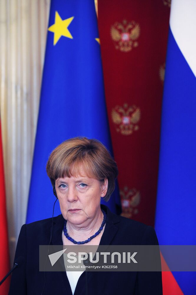 Vladimir Putin and Angela Merkel hold joint news conference