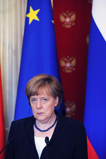 Vladimir Putin and Angela Merkel hold joint news conference