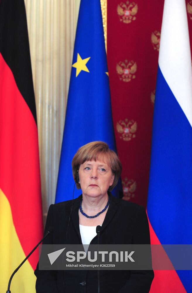 Vladimir Putin and Angela Merkel hold joint news conference