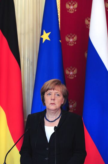 Vladimir Putin and Angela Merkel hold joint news conference