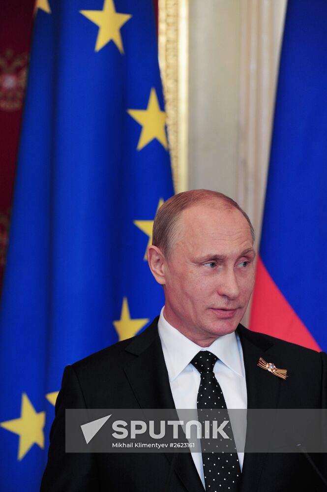 Vladimir Putin and Angela Merkel hold joint news conference