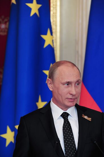 Vladimir Putin and Angela Merkel hold joint news conference