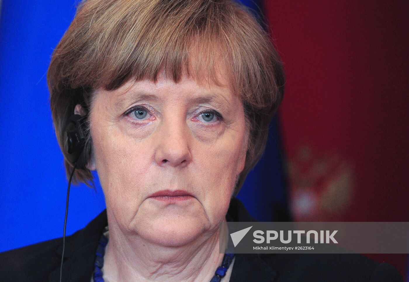 Vladimir Putin and Angela Merkel hold joint news conference