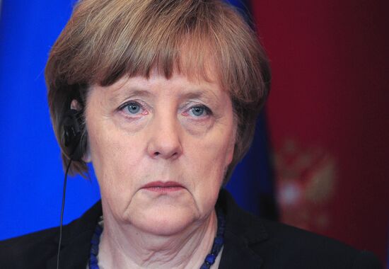 Vladimir Putin and Angela Merkel hold joint news conference