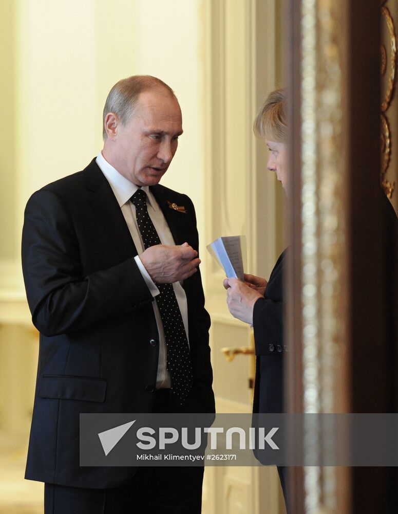 Vladimir Putin and Angela Merkel hold joint news conference