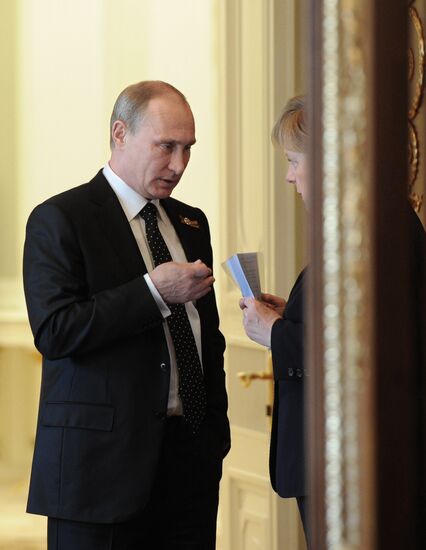 Vladimir Putin and Angela Merkel hold joint news conference