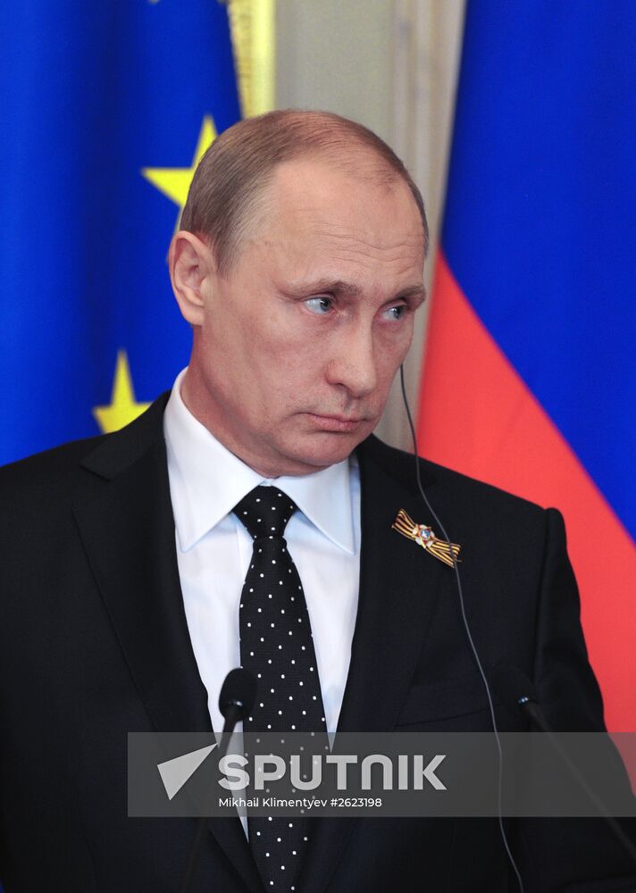 Vladimir Putin and Angela Merkel hold joint news conference