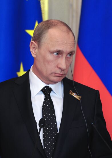 Vladimir Putin and Angela Merkel hold joint news conference