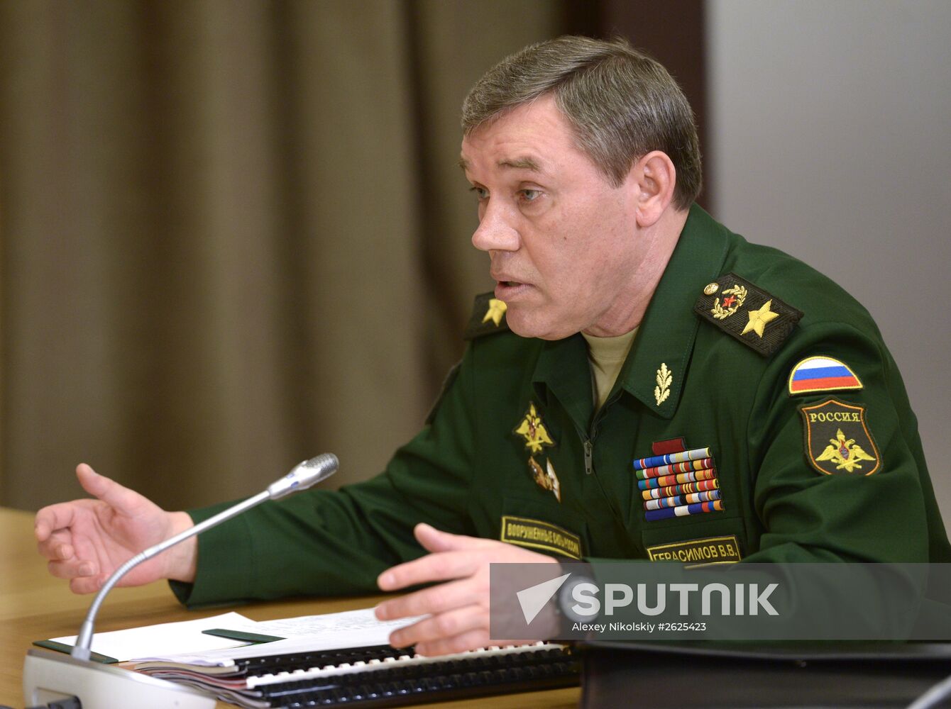 Vladimir Putin chairs meeting on armed forces development