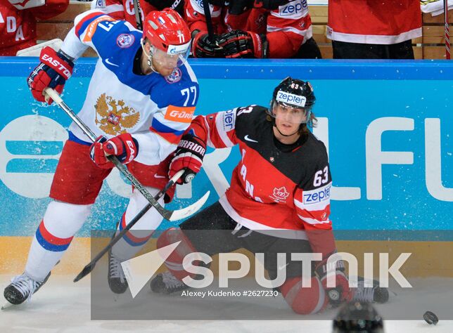 Russia's Anton Belov, left, and Canada's Tyler Ennis during the finals between the national teams of Canada and Russia at the 2015 IIHF Ice Hockey World Championship. Location: Czech Republic, Prague. Author: Alexey Kudenko/Sputnik. 2015 IIHF Ice Hockey World Championship. Finals. Canada vs. Russia