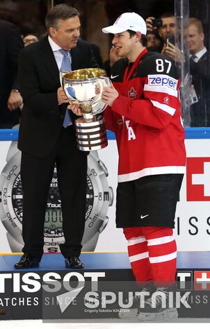 IIHF President René Fasel, left, and Canadian team's captain Sidney Crosby during the award ceremony after the finals between the national teams of Canada and Russia at the 2015 IIHF Ice Hockey World Championship. Location: Czech Republic, Prague. Author: Grigoriy Sokolov/Sputnik. 2015 IIHF Ice Hockey World Championship. Finals. Canada vs. Russia