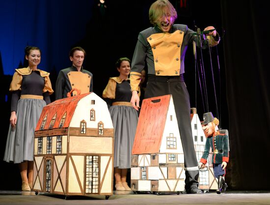 Premiere of play based on Andersen's "Tinder Box" at Moscow Puppet Theater