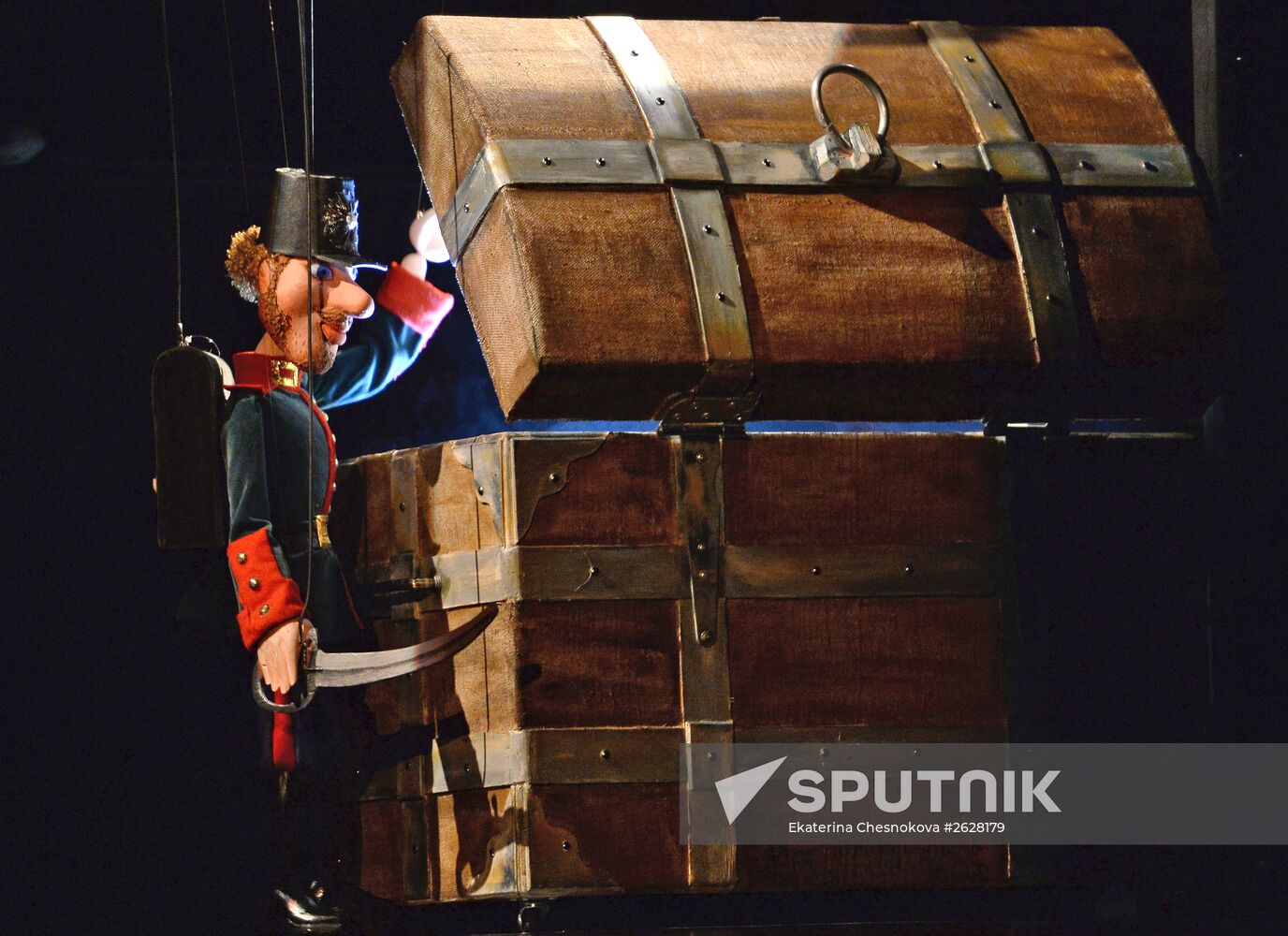 Premiere of play based on Andersen's "Tinder Box" in Moscow Puppet Theater