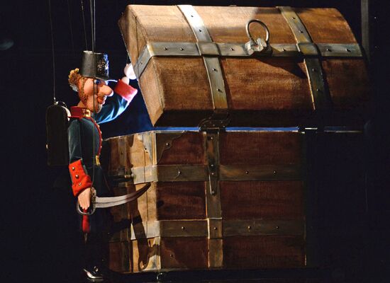 Premiere of play based on Andersen's "Tinder Box" in Moscow Puppet Theater