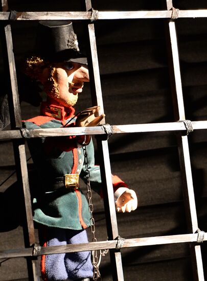 Premiere of play based on Andersen's "Tinder Box" in Moscow Puppet Theater