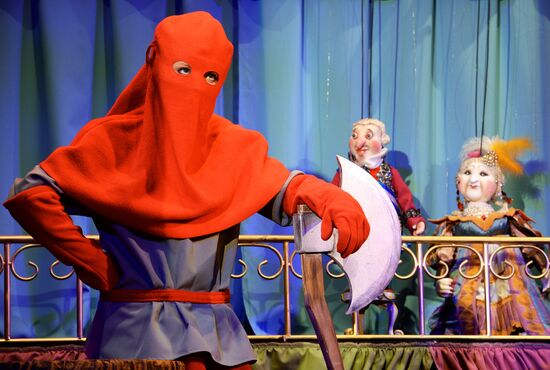 Premiere of play based on Andersen's "Tinder Box" at Moscow Puppet Theater