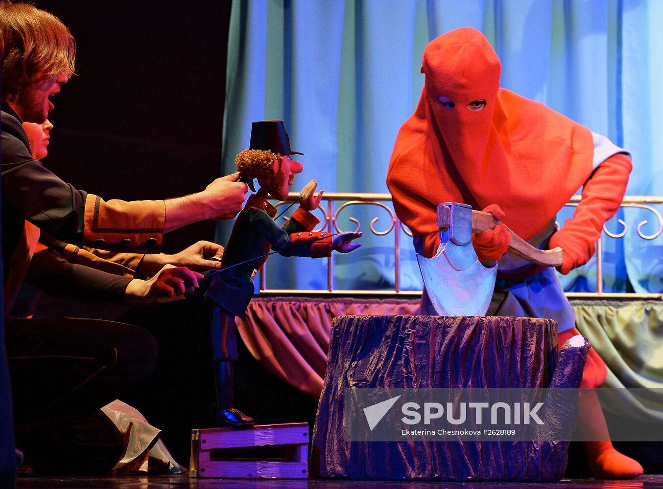 Premiere of play based on Andersen's "Tinder Box" in Moscow Puppet Theater