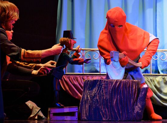 Premiere of play based on Andersen's "Tinder Box" in Moscow Puppet Theater